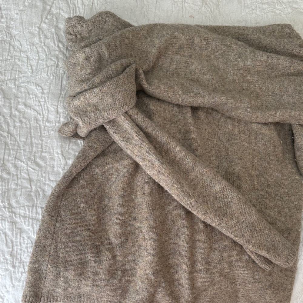 Abercrombie & Fitch Off-the-Shoulder Sweater in Oatmeal - Picture 3 of 5